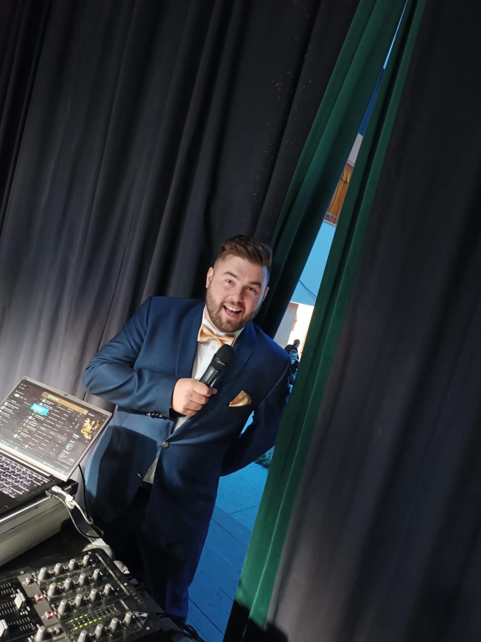 Ondřej Albrecht moderuje před publikem